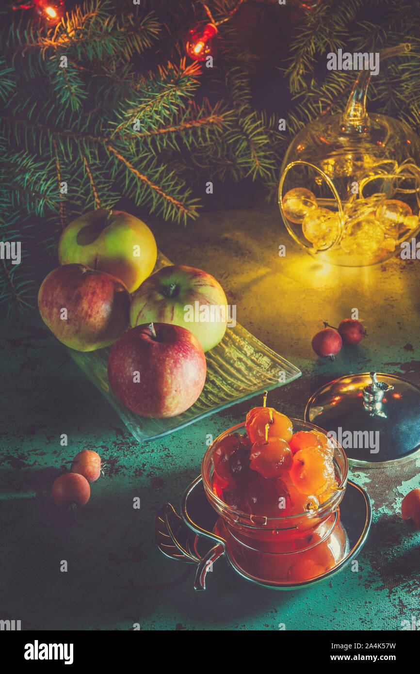 Apple Jam von kleinen Äpfel mit Mandeln in eine schöne Vase vor dem Hintergrund der Weihnachtsbaum. Stockfoto
