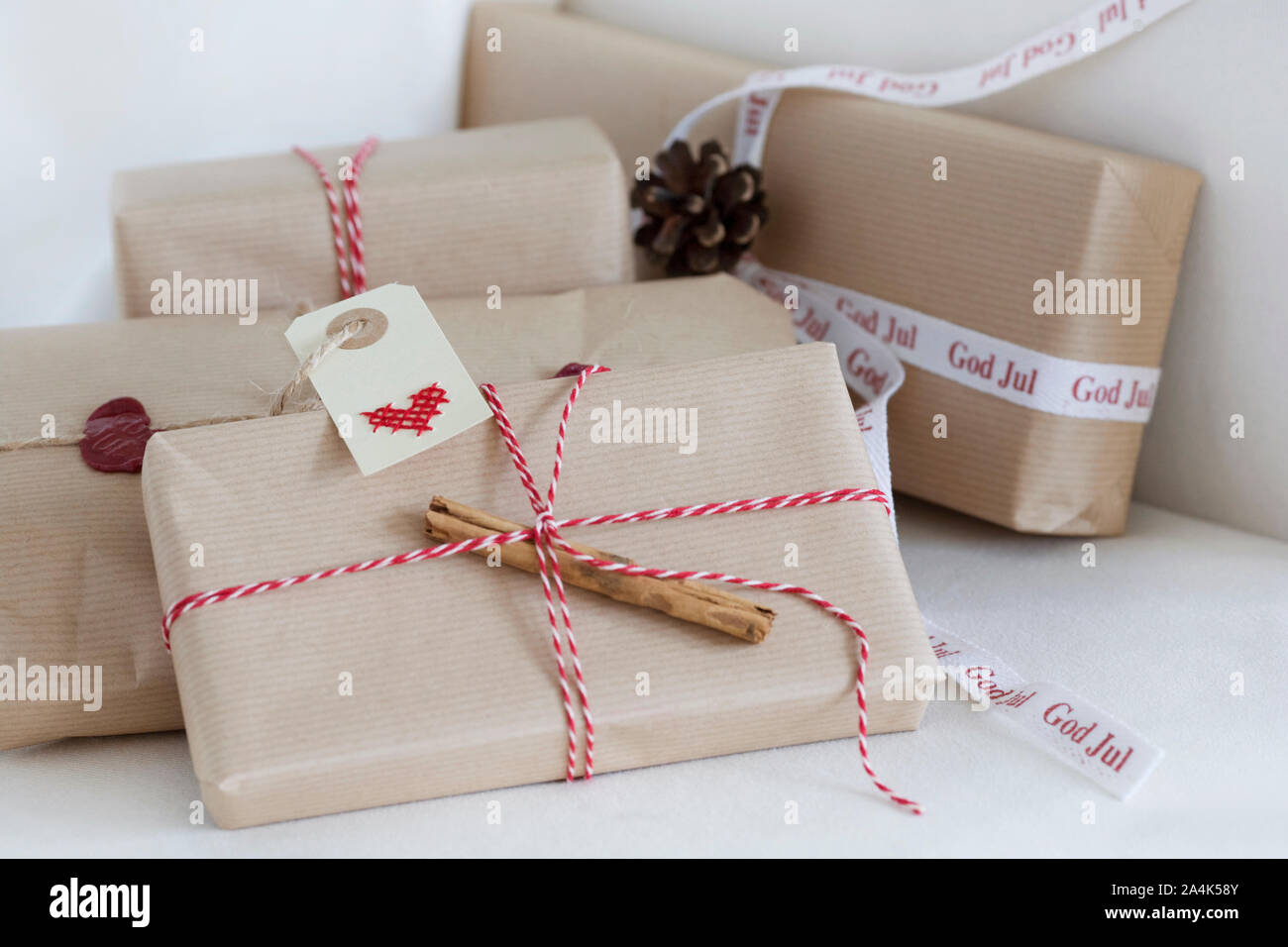 Schönes Geschenk verpackt - selbstgemachte Weihnachtsgeschenk Stockfoto