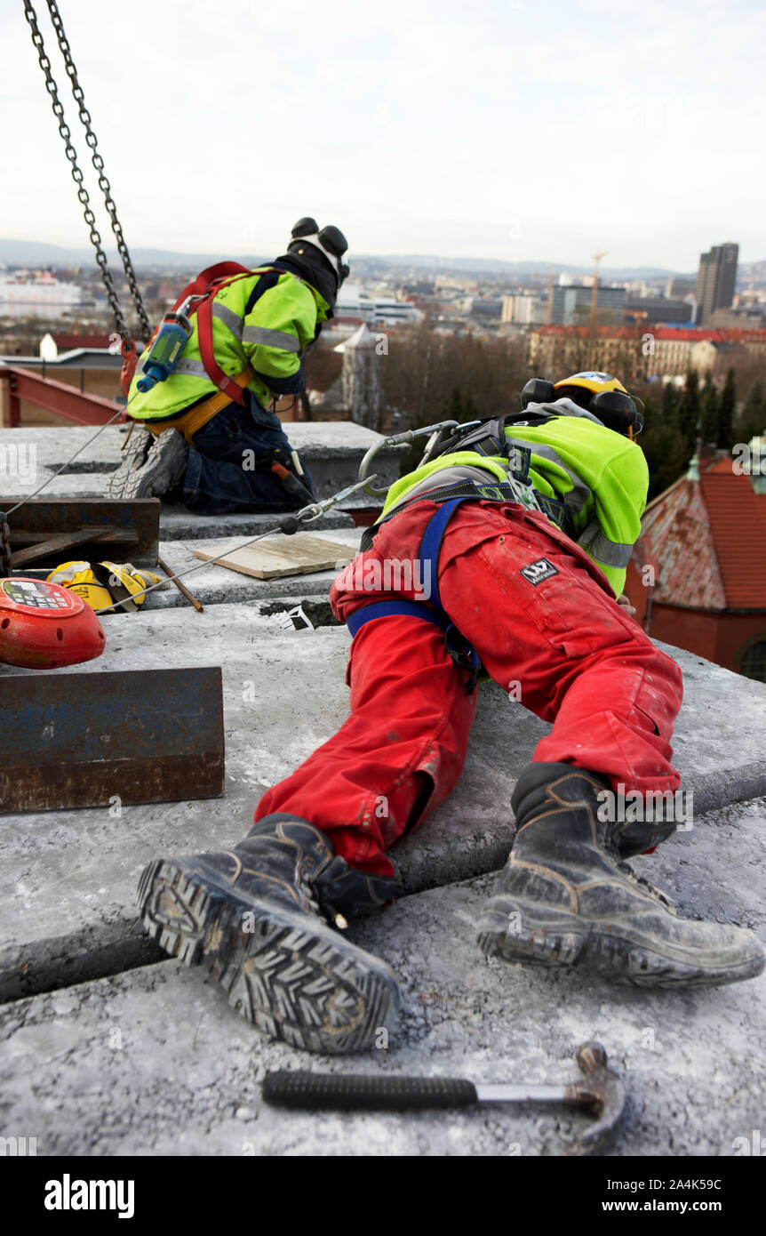 Zwei Männer auf einem Dach in Norwegen arbeiten Stockfoto