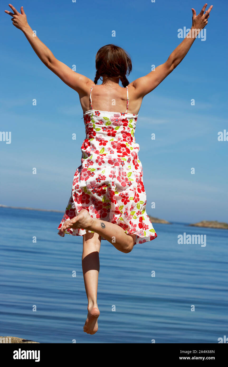 Junge Frau am Meer Stockfoto