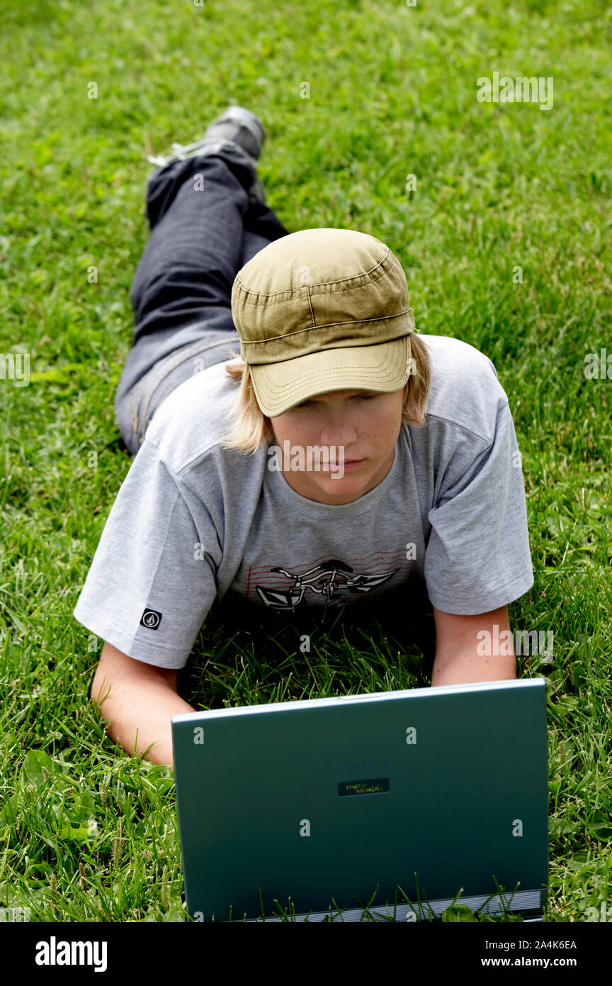 Student im Gras liegend - Studium Stockfoto