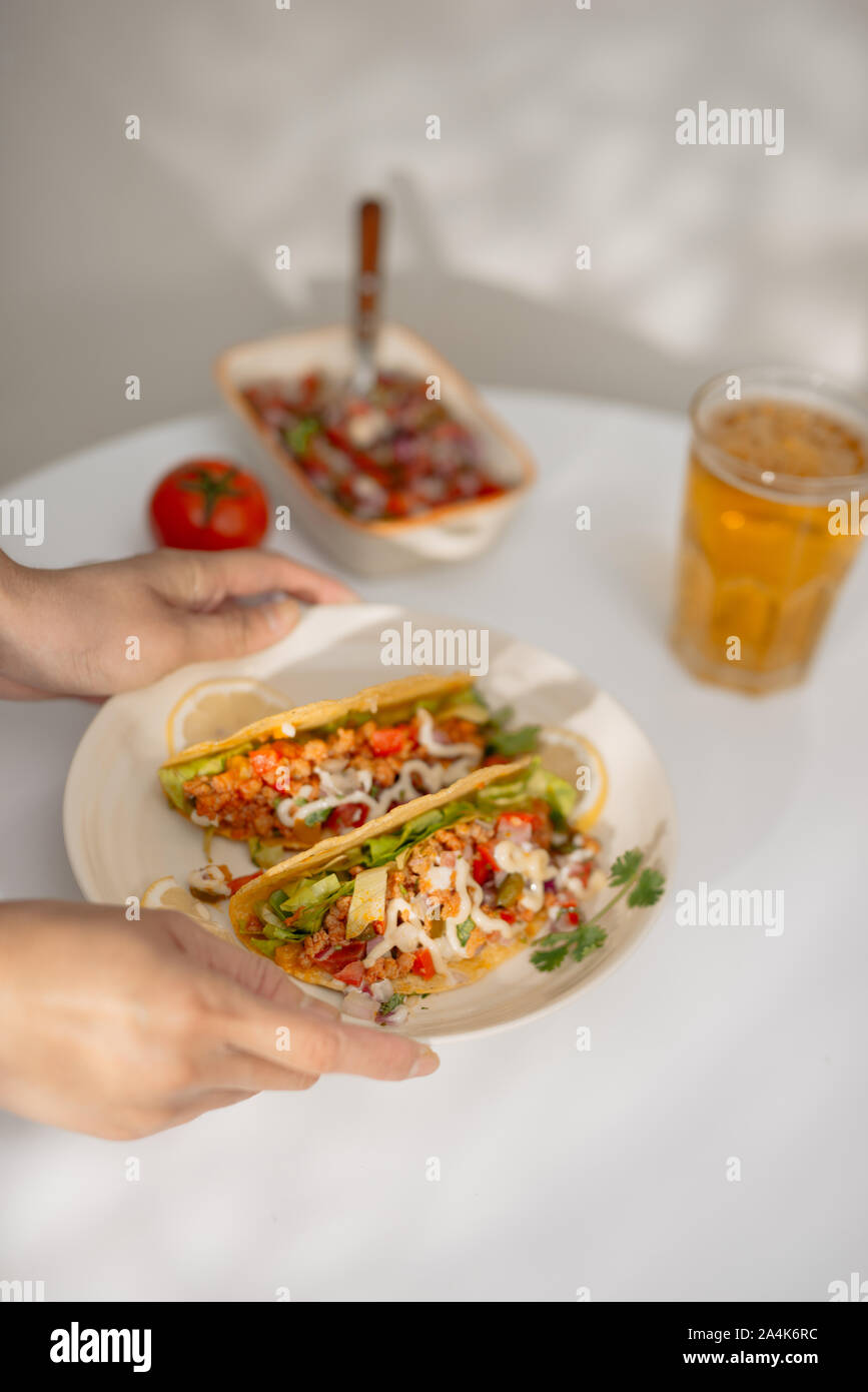 Authentische mexikanische Tacos mit Bier. Mexikanische Tacos mit Hackfleisch, Fleisch, Bohnen, Zwiebeln und Salsa Stockfoto