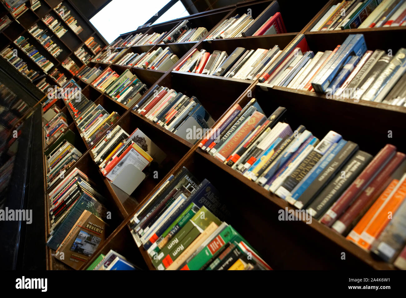 Abschnitt der Bücherregale in einer Bibliothek. Stockfoto