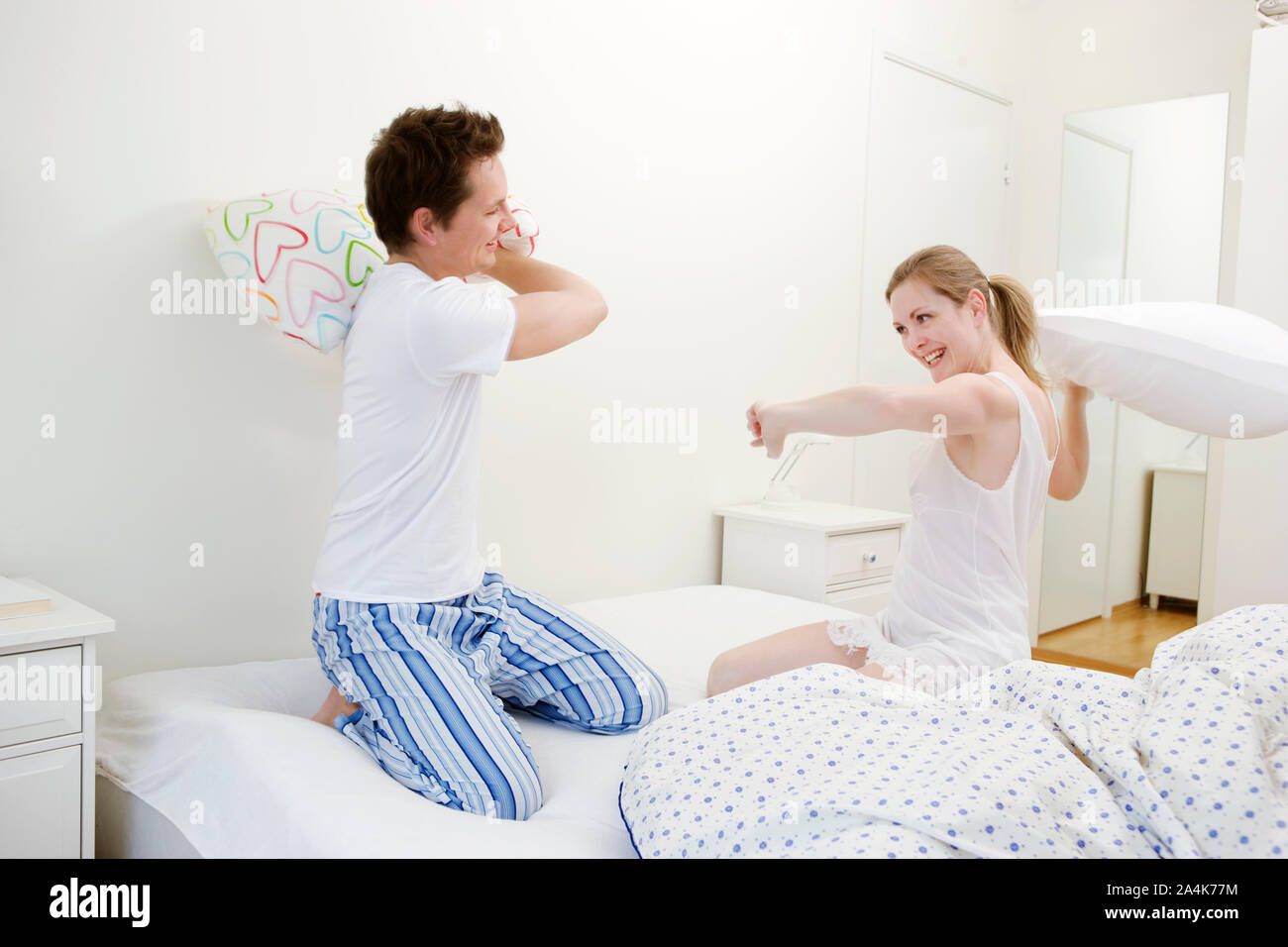 Paar im Bett - kissenschlacht Stockfoto