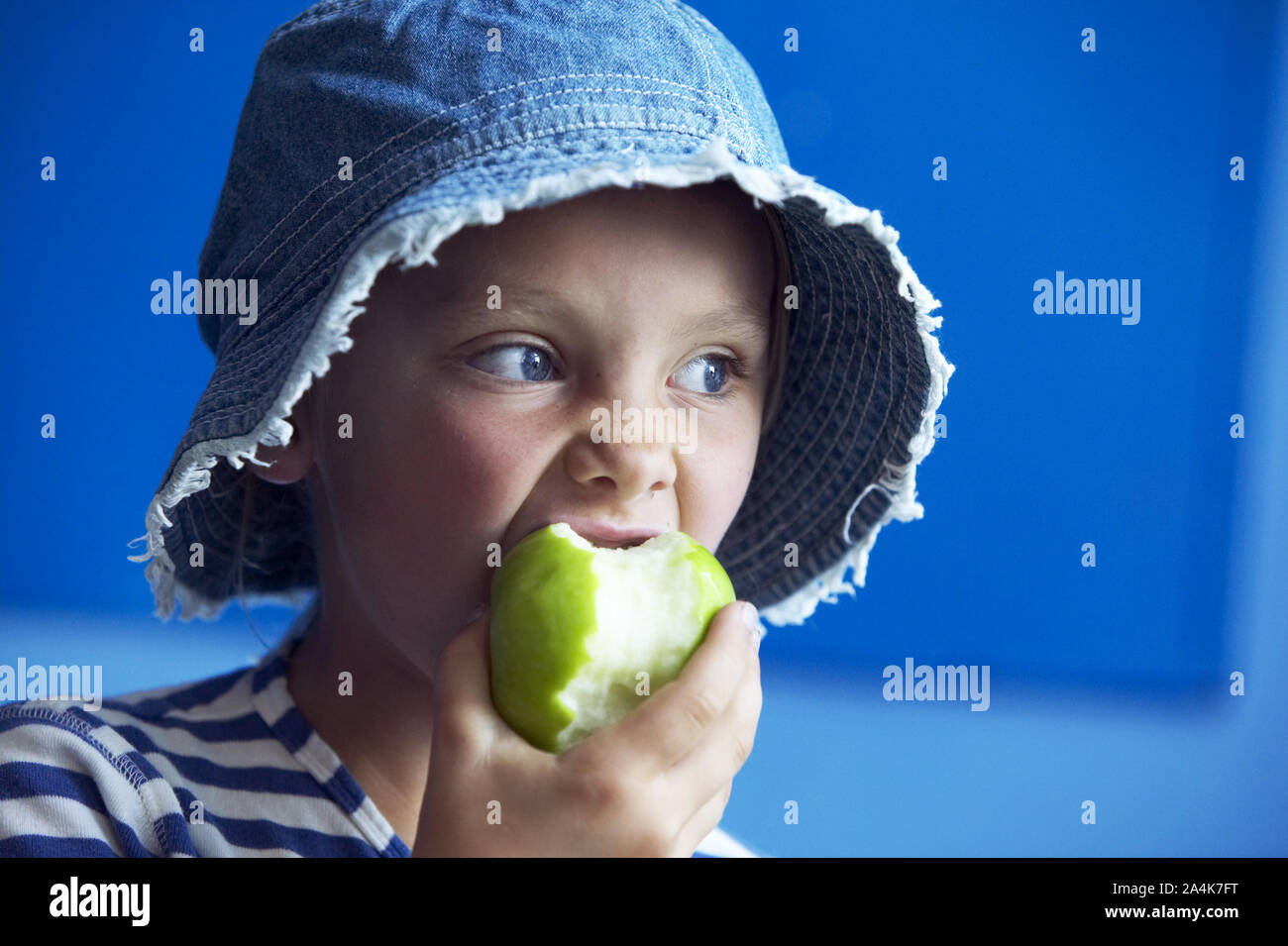 Mädchen einen Apfel essen Stockfoto