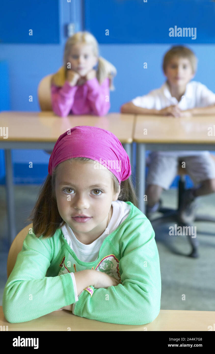 Lächelnde Mädchen - Porträt im Klassenzimmer Stockfoto