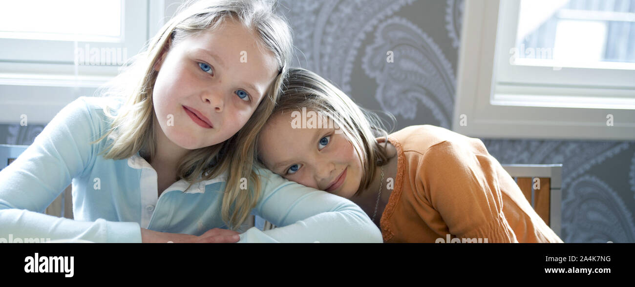 Zwei Mädchen zu Hause Stockfoto