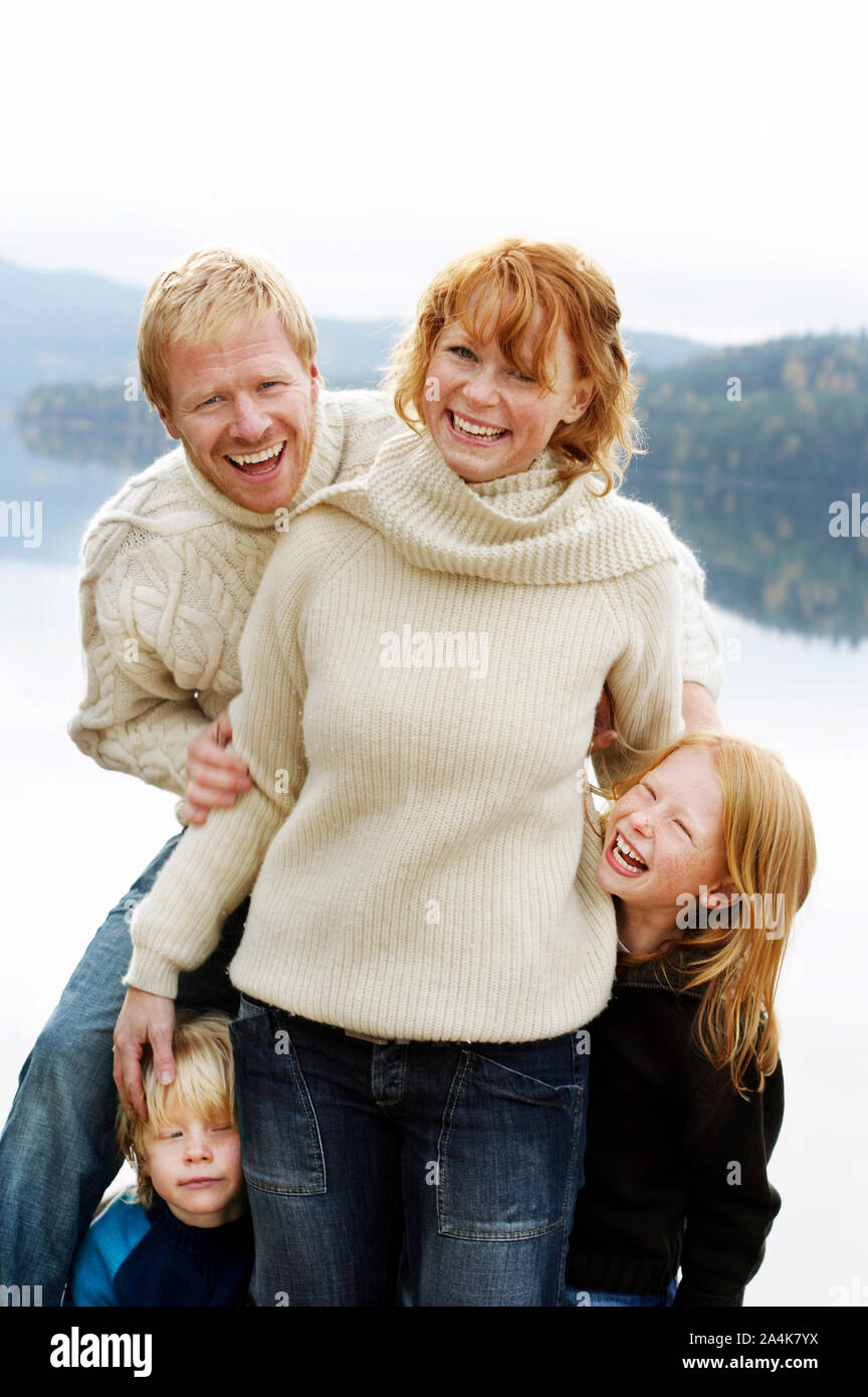 Familie am See in Norwegen Stockfoto