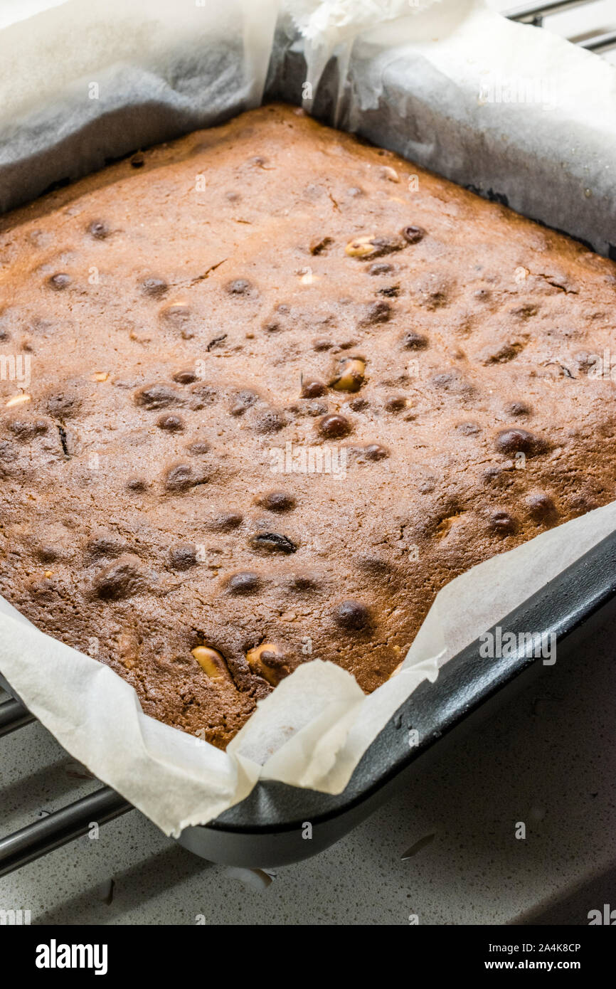 Blondie Brownie mit Erdnussbutter, weiße Schokolade und gerösteten Erdnüssen. Hausgemachte Kuchen Dessert/Blond Brownie Stücke. Hausgemachte Kuchen und Dessert. Stockfoto