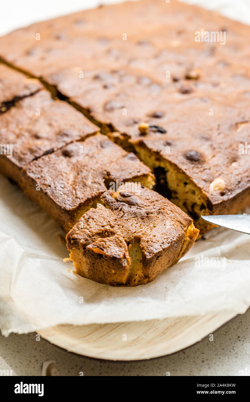 Blondie Brownie mit Erdnussbutter, weiße Schokolade und gerösteten Erdnüssen. Hausgemachte Kuchen Dessert/Blond Brownie Stücke. Hausgemachte Kuchen und Dessert. Stockfoto
