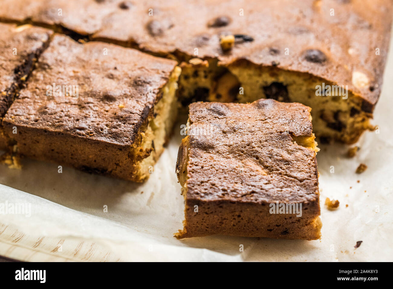 Blondie Brownie mit Erdnussbutter, weiße Schokolade und gerösteten Erdnüssen. Hausgemachte Kuchen Dessert/Blond Brownie Stücke. Hausgemachte Kuchen und Dessert. Stockfoto
