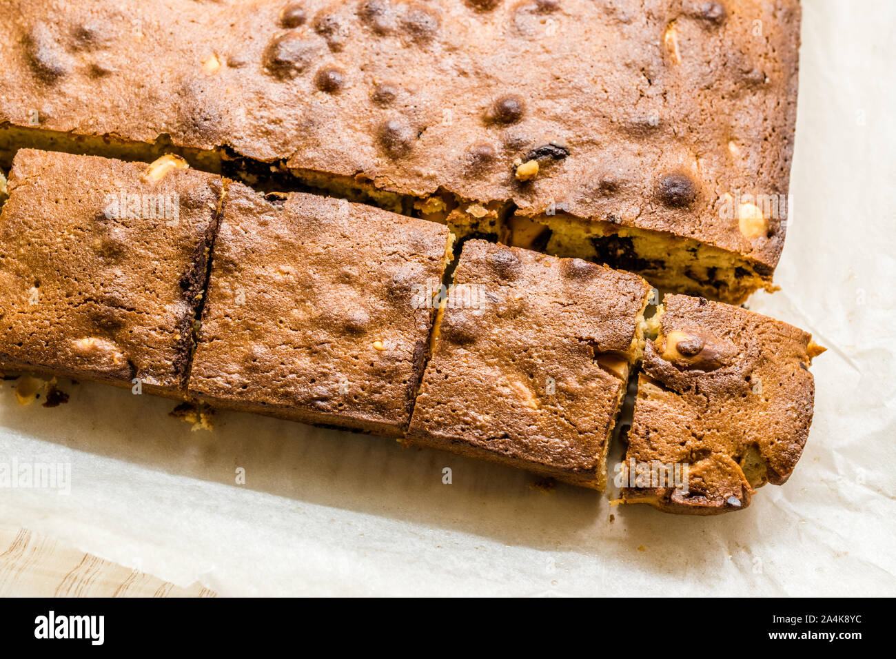 Blondie Brownie mit Erdnussbutter, weiße Schokolade und gerösteten Erdnüssen. Hausgemachte Kuchen Dessert/Blond Brownie Stücke. Hausgemachte Kuchen und Dessert. Stockfoto