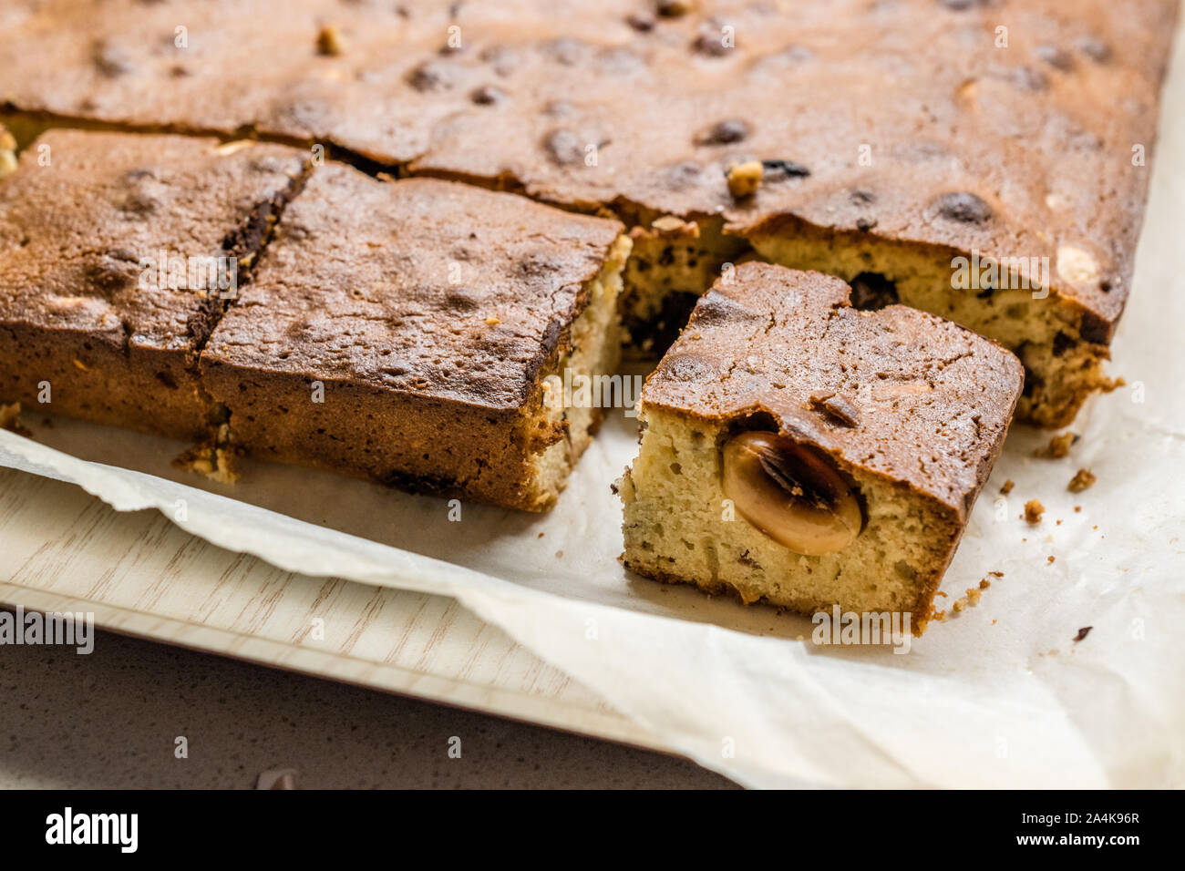 Blondie Brownie mit Erdnussbutter, weiße Schokolade und gerösteten Erdnüssen. Hausgemachte Kuchen Dessert/Blond Brownie Stücke. Hausgemachte Kuchen und Dessert. Stockfoto