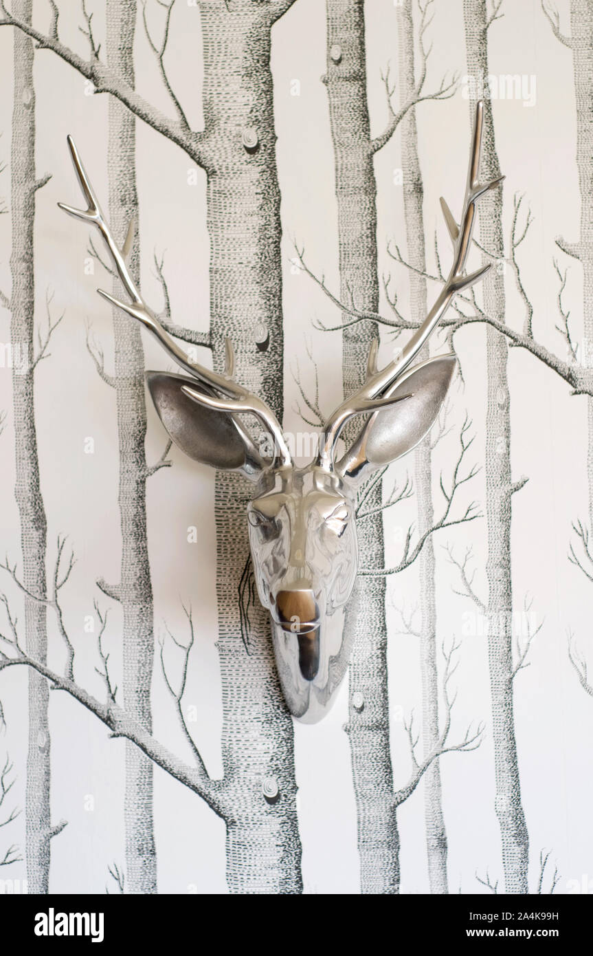 Silber Hirsche mit Geweihen, die an der Wand Stockfoto