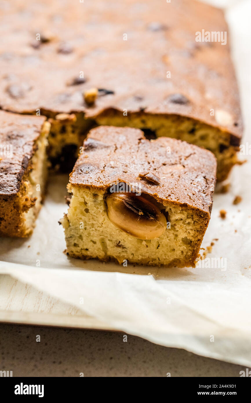Blondie Brownie mit Erdnussbutter, weiße Schokolade und gerösteten Erdnüssen. Hausgemachte Kuchen Dessert/Blond Brownie Stücke. Hausgemachte Kuchen und Dessert. Stockfoto