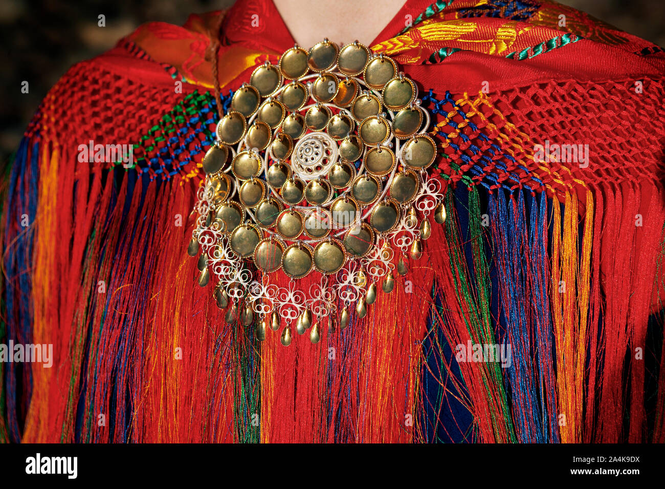 Filigrane silber Brosche. Bunter Schal. Lapp/Lappen/Laplander/Laplanders/Lapplander/Lapplanders/Lappland/Lapplan d/Sami / gleich / Samer Stockfoto