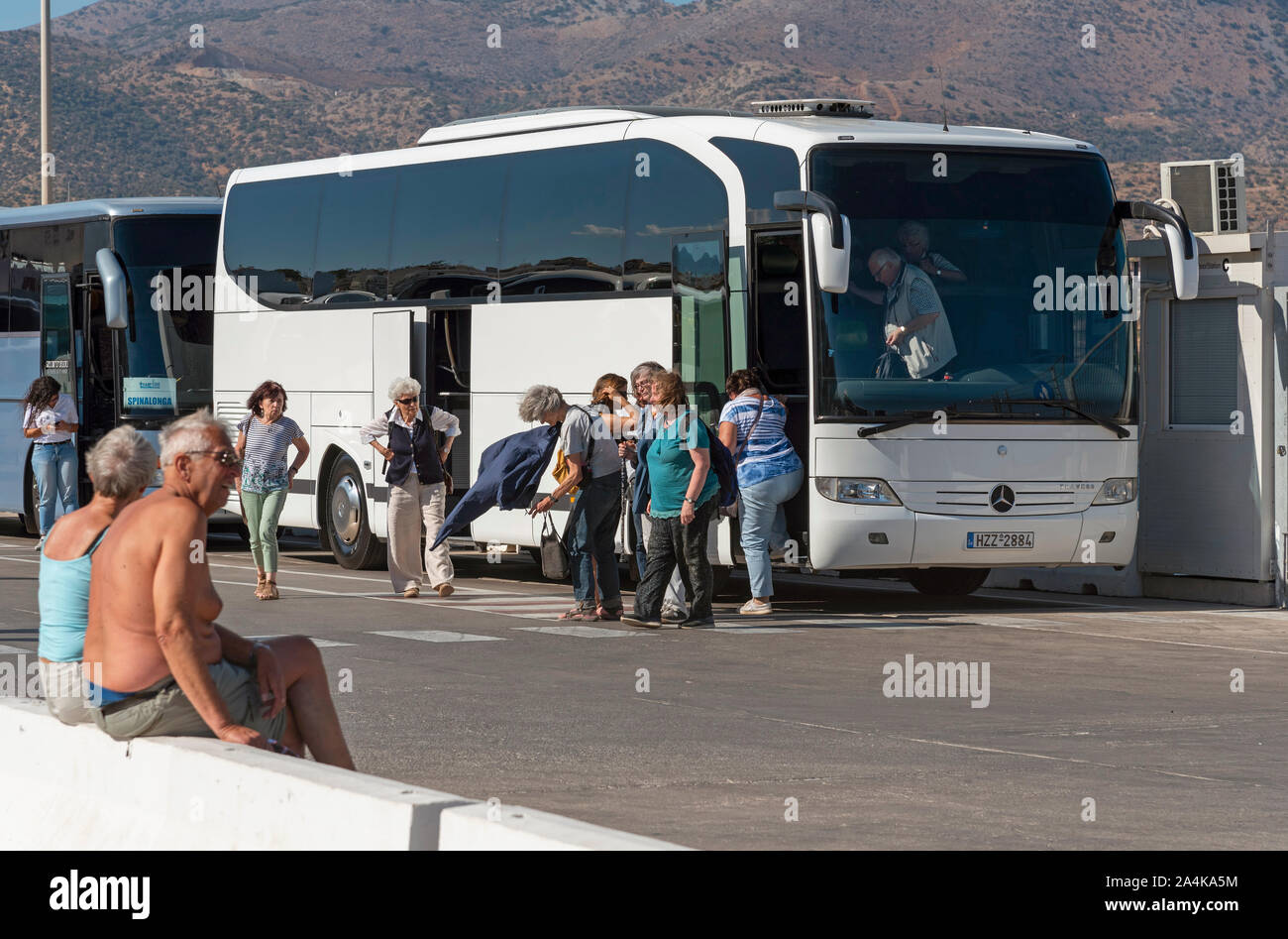 Agios Nikolaus, Kreta, Griechenland. Oktober 2019. Der Hafen von Agios Nikolaos, die tour bus Parkplätze für Busse und Reisebusse dieser beliebten Stadt besuchen Stockfoto