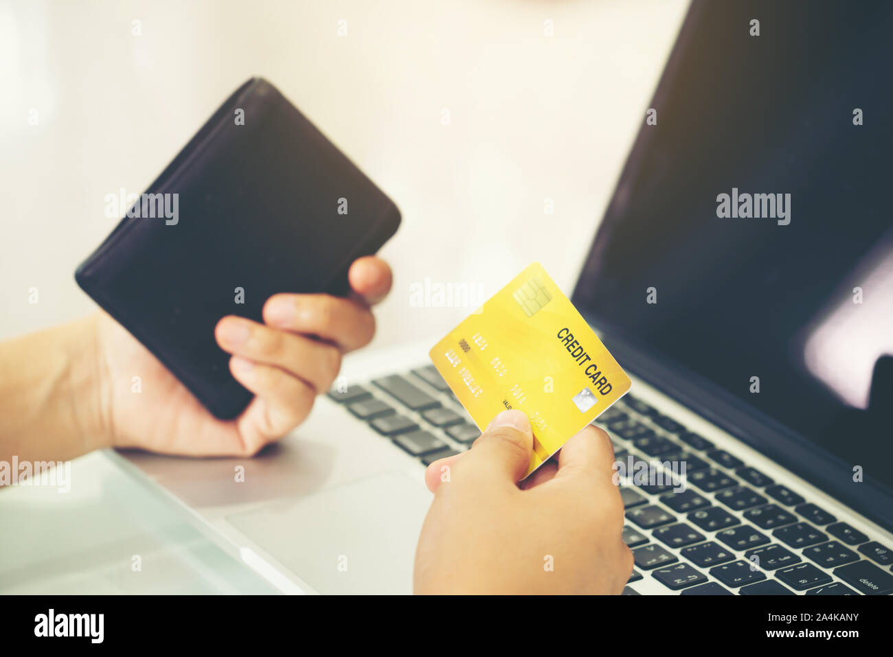 Frauen benutzen Kreditkarte online einkaufen bei ihr zu Hause Stockfoto