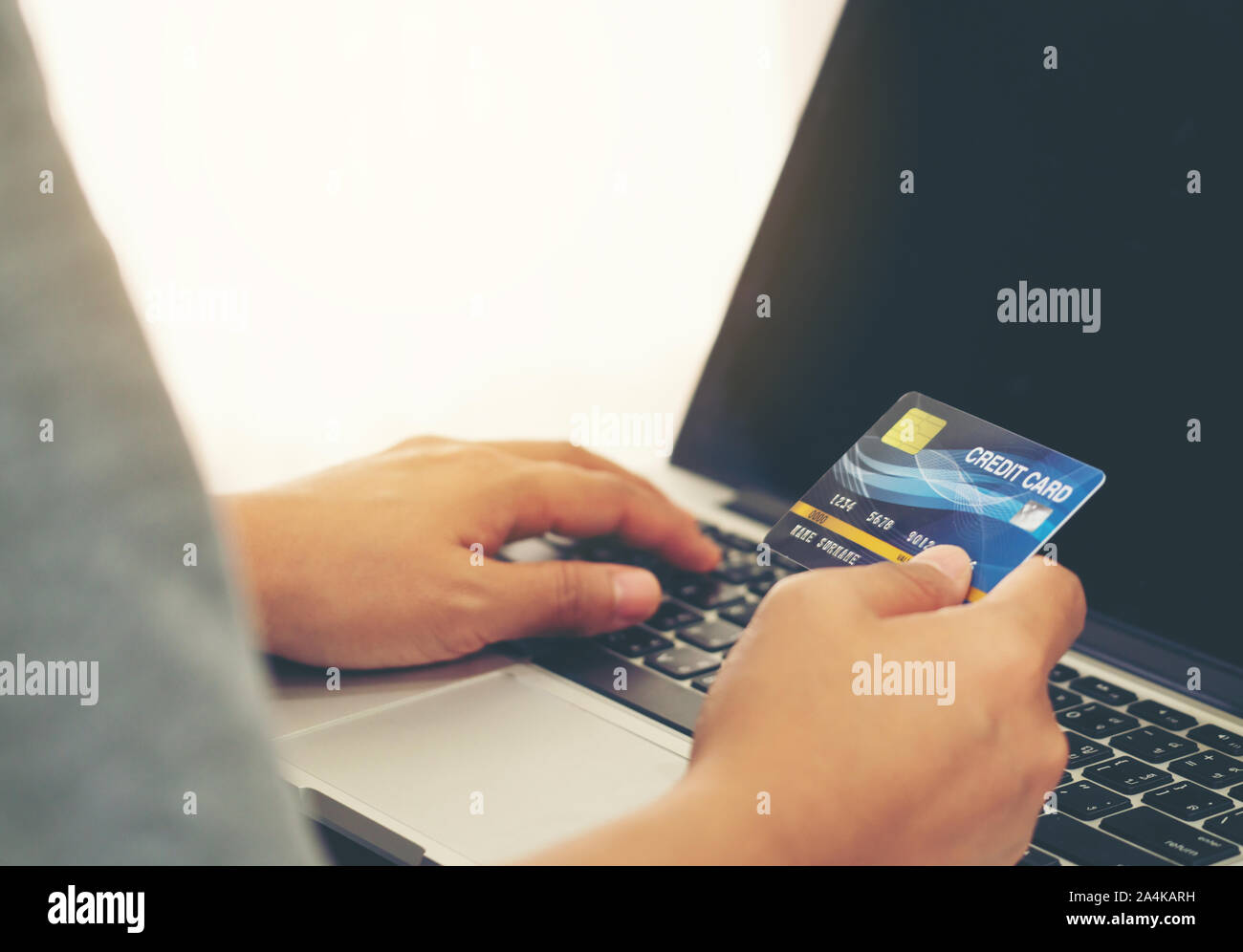 Frauen benutzen Kreditkarte online einkaufen bei ihr zu Hause Stockfoto