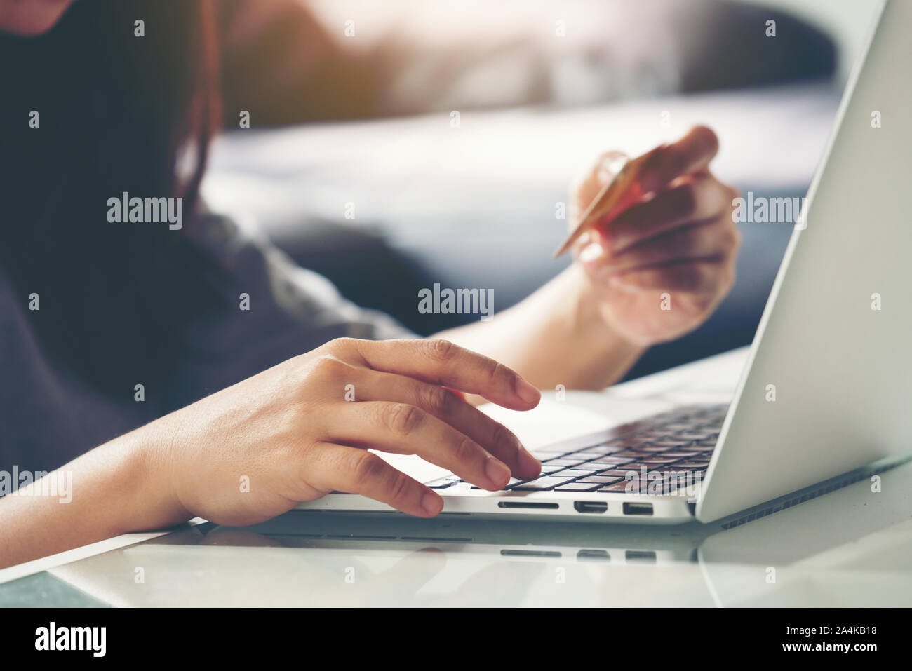 Frauen benutzen Kreditkarte online einkaufen bei ihr zu Hause Stockfoto