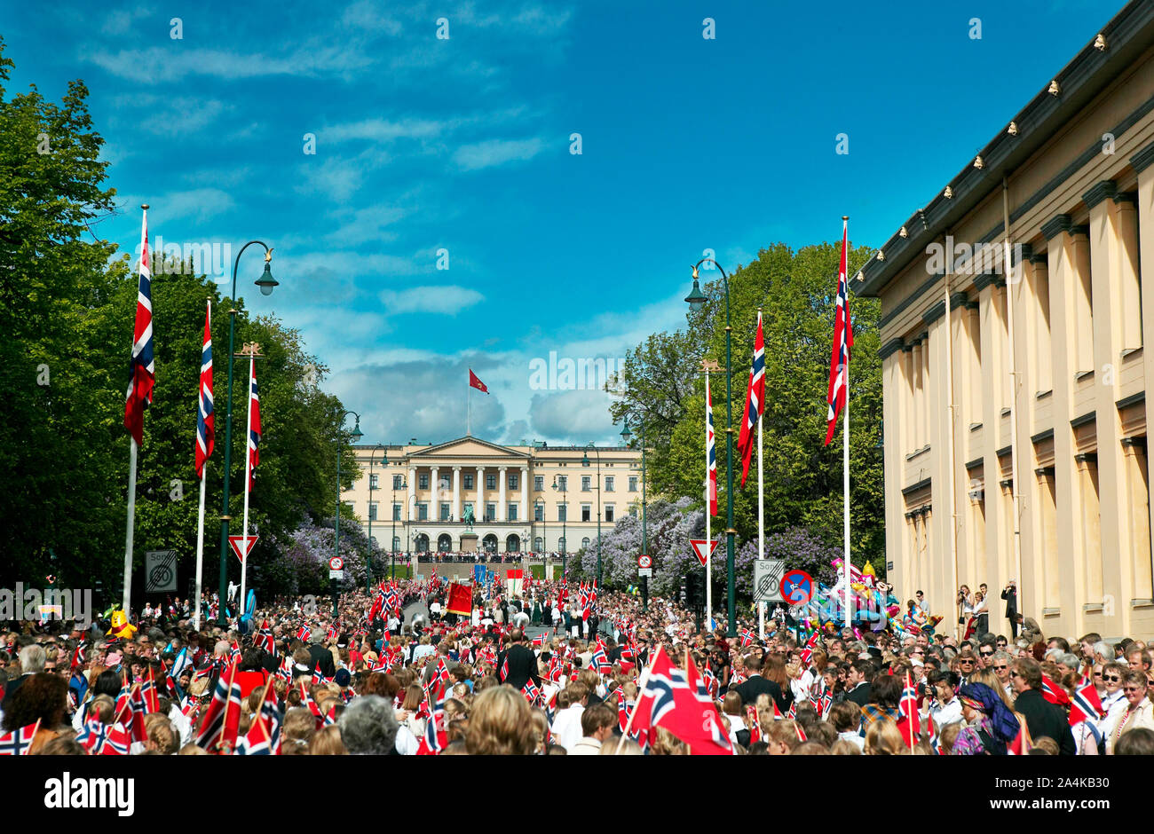 Der 17. Mai feierte in der Innenstadt das Königliche Schloss in Oslo