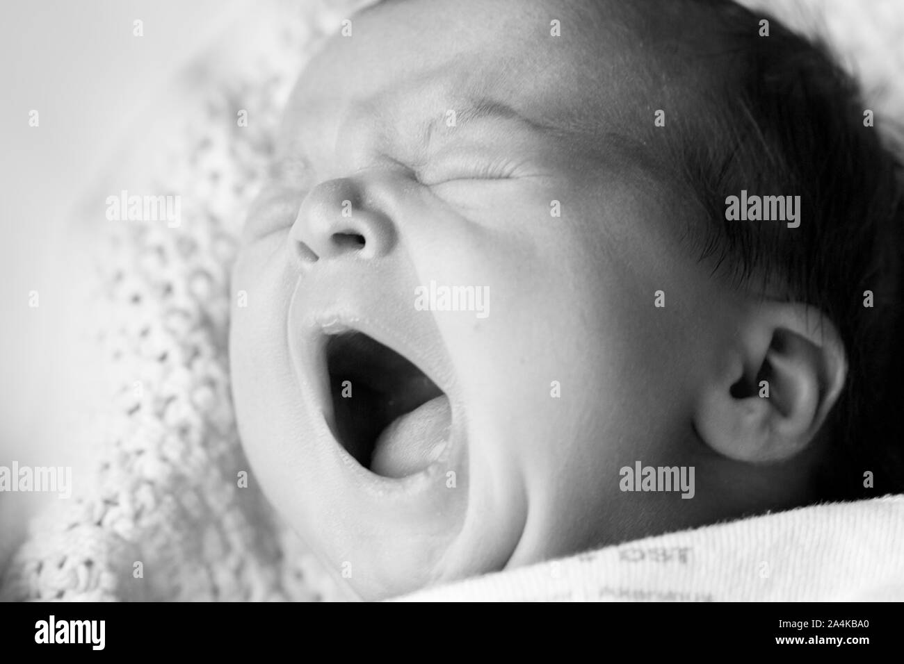 Marlen, 2 Tage alt - Neugeborene neugeborene Säugling jawning Stockfoto