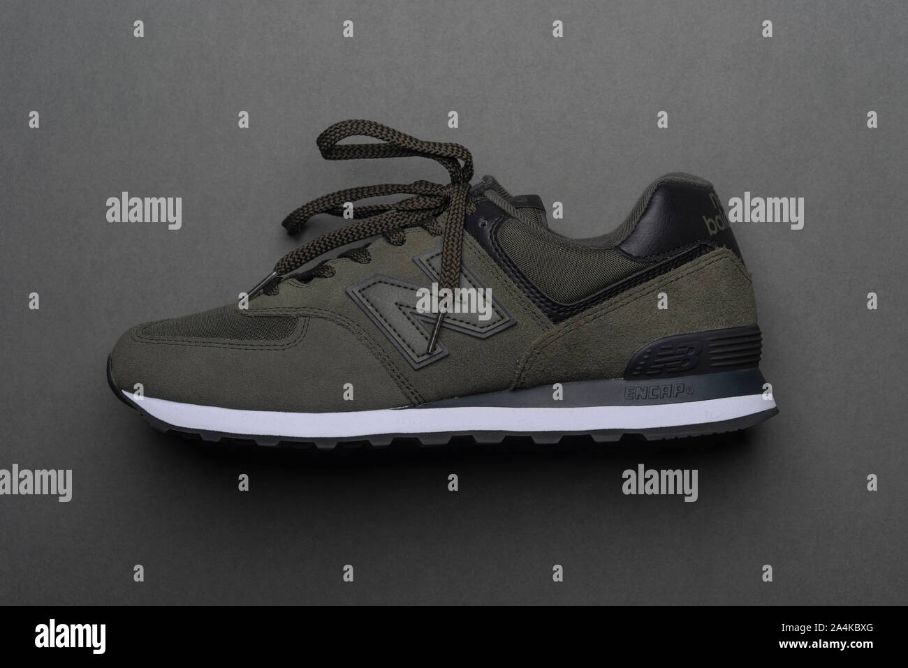 Retro Trainer auf einem grauen Hintergrund gestaltet. 14.10.2019 Bitte Quelle: Phillip Roberts Stockfoto