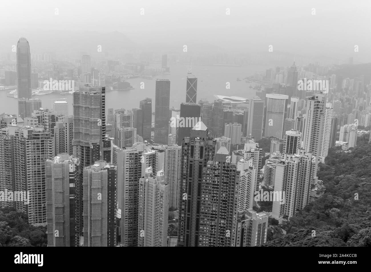 Panorama-blick auf Victoria Bay, den Hafen und die Kownloon mit Smog aus China. Hongkong Island Peak. Hongkong, China Stockfoto