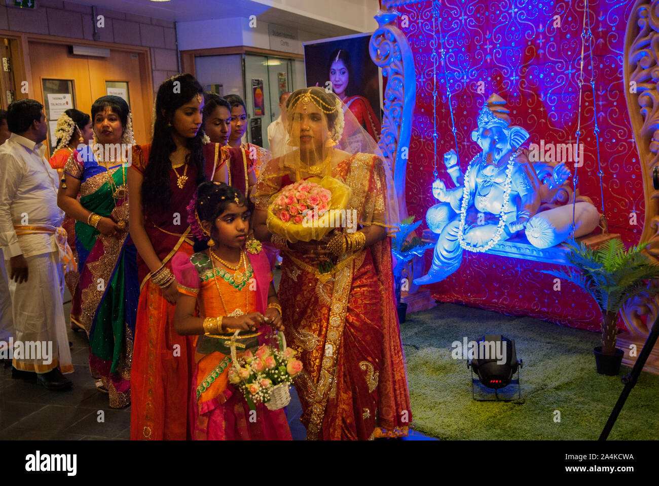 Hindu Coming of Age Ritual Celebration Party London UK das sechzehnjährige Mädchen trägt zum ersten Mal einen Schleier mit der erweiterten Familie. Mitcham Süd-London UK Sie sind angekommen und betreten ihre Ritushuddhi, auch Ritu Kala Samskara Party genannt. Der Hindu-Gott Ganesha Ganesh 2010er Jahre 2016 HOMER SYKES Stockfoto
