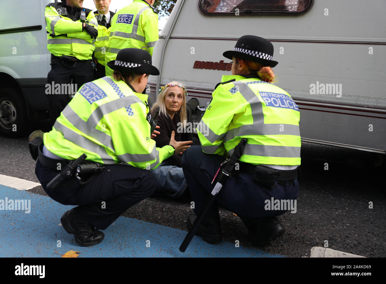 Polizei sprechen zu einem Aussterben Rebellion Demonstrant außerhalb MI5 Hauptquartier auf der Millbank, London. Stockfoto