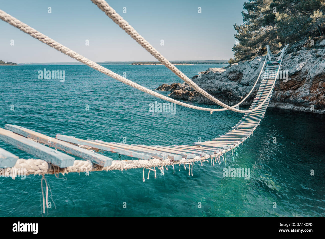Seilbrücke über eine Klippe in Punta Christo, Pula, Kroatien - Europa. Reisen Fotografie, perfekt für Zeitschriften und Reiseziel Artikel. Stockfoto