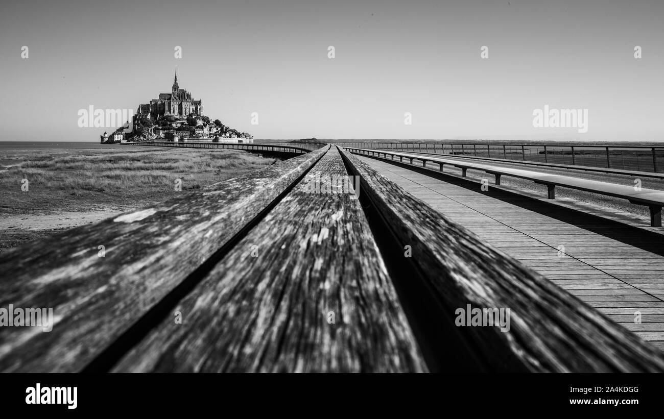 Mont Saint-Michel Straße und Brücke an einem sonnigen Sommertag in der Normandie Frankreich - Schwarz und Weiß Stockfoto