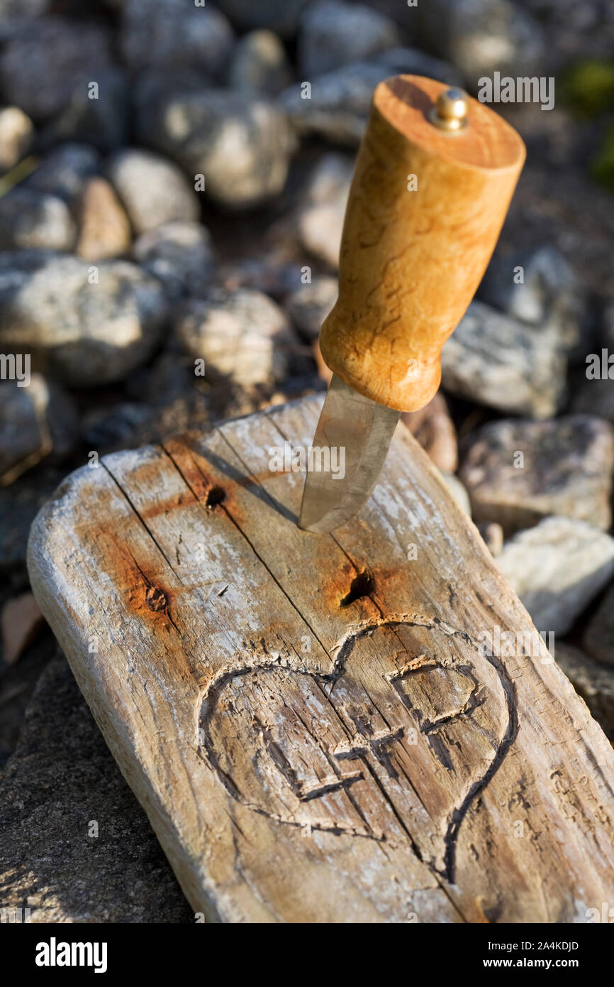 Geschnitzte Herz auf Old Plank Stockfoto