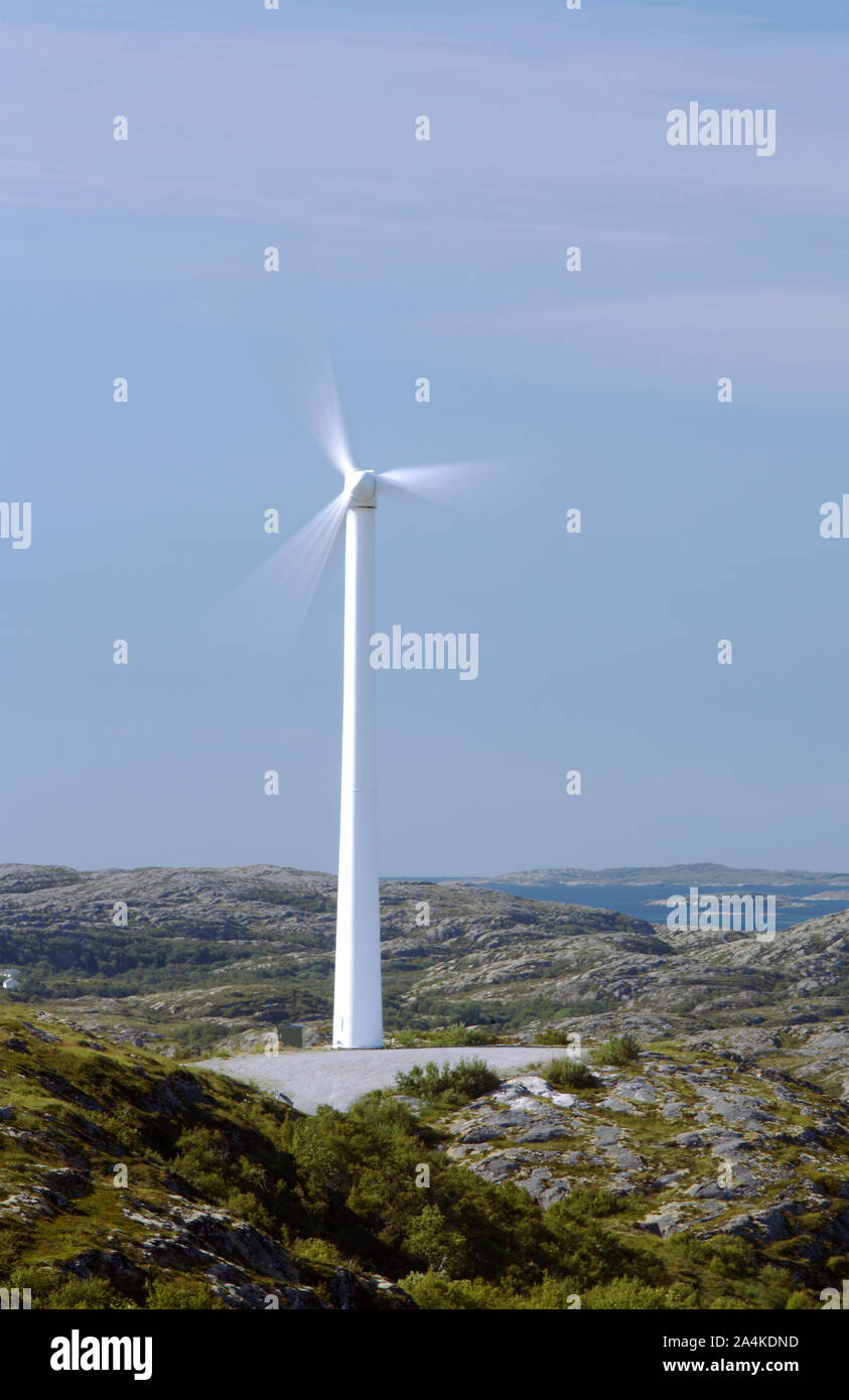 Windenergieanlagen an der Norwegischen Küste - Technologie Stockfoto