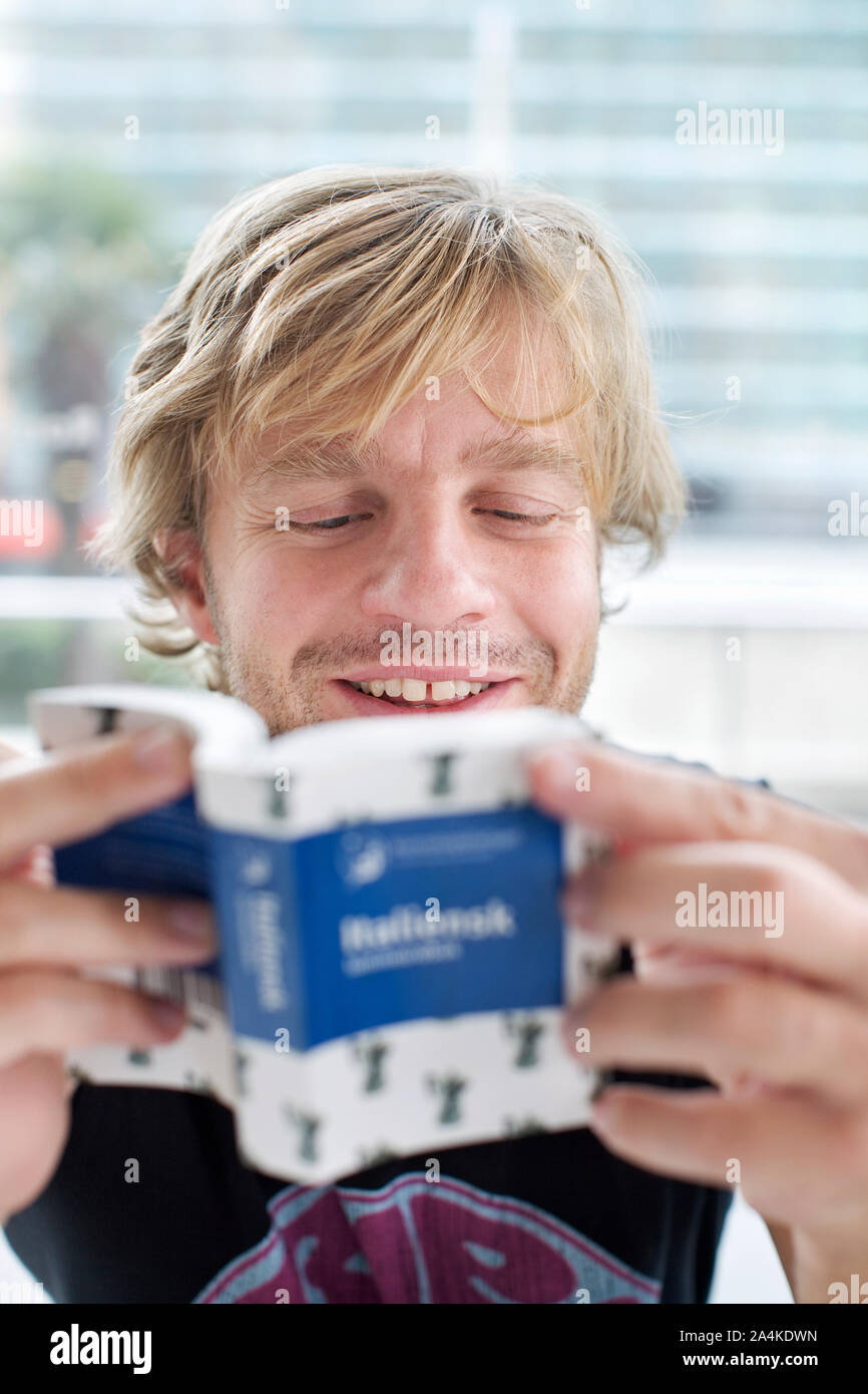Italienisch lernen mit Wörterbuch Stockfoto