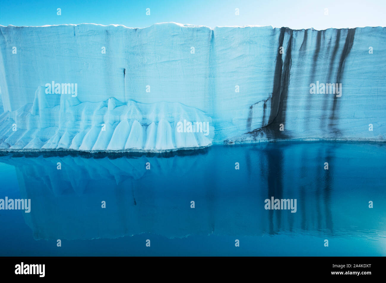 Rand der Gletscher. Grüne Eiswasser in den Fjord. Hinlopen, Spitzbergen (Svalbard). Stockfoto