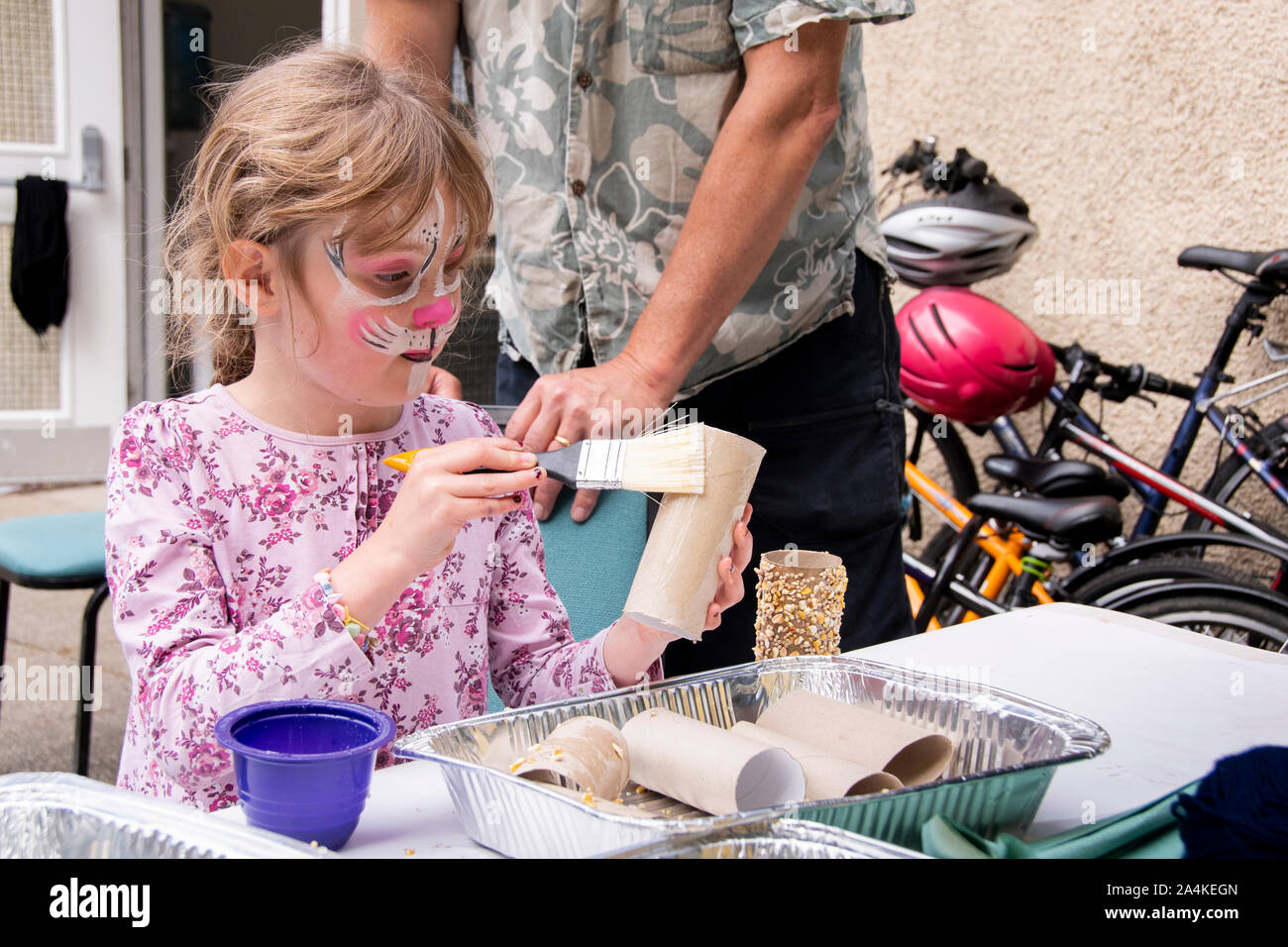 Sheffield, Großbritannien: 1 Aug 2016: Ein kleines Mädchen macht einen Bird Feeder aus Pappröhren, Honig und Samen in der St. Mary's Church Family Fun Day Stockfoto