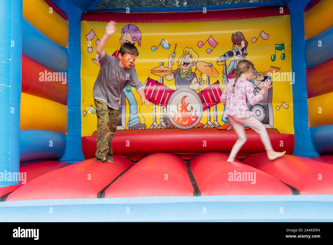 Sheffield, Großbritannien: 1 Aug 2016: Zwei Kinder springen auf einer Hüpfburg aufblasbare Spielzeug in St Mary's Church Family Fun Day Stockfoto
