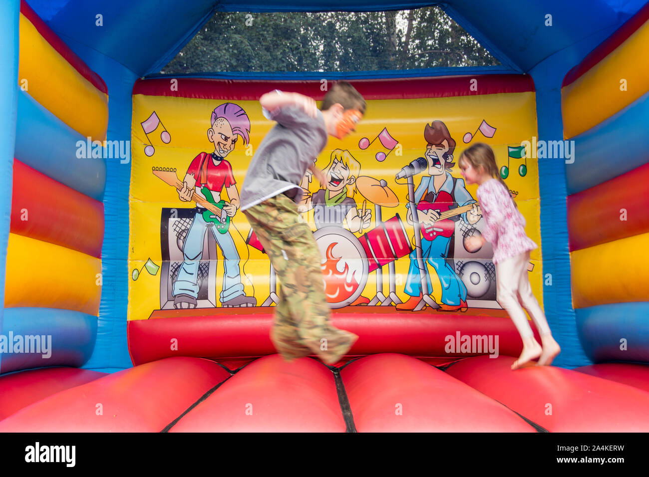 Sheffield, Großbritannien: 1 Aug 2016: Zwei Kinder springen auf einer Hüpfburg aufblasbare Spielzeug in St Mary's Church Family Fun Day Stockfoto