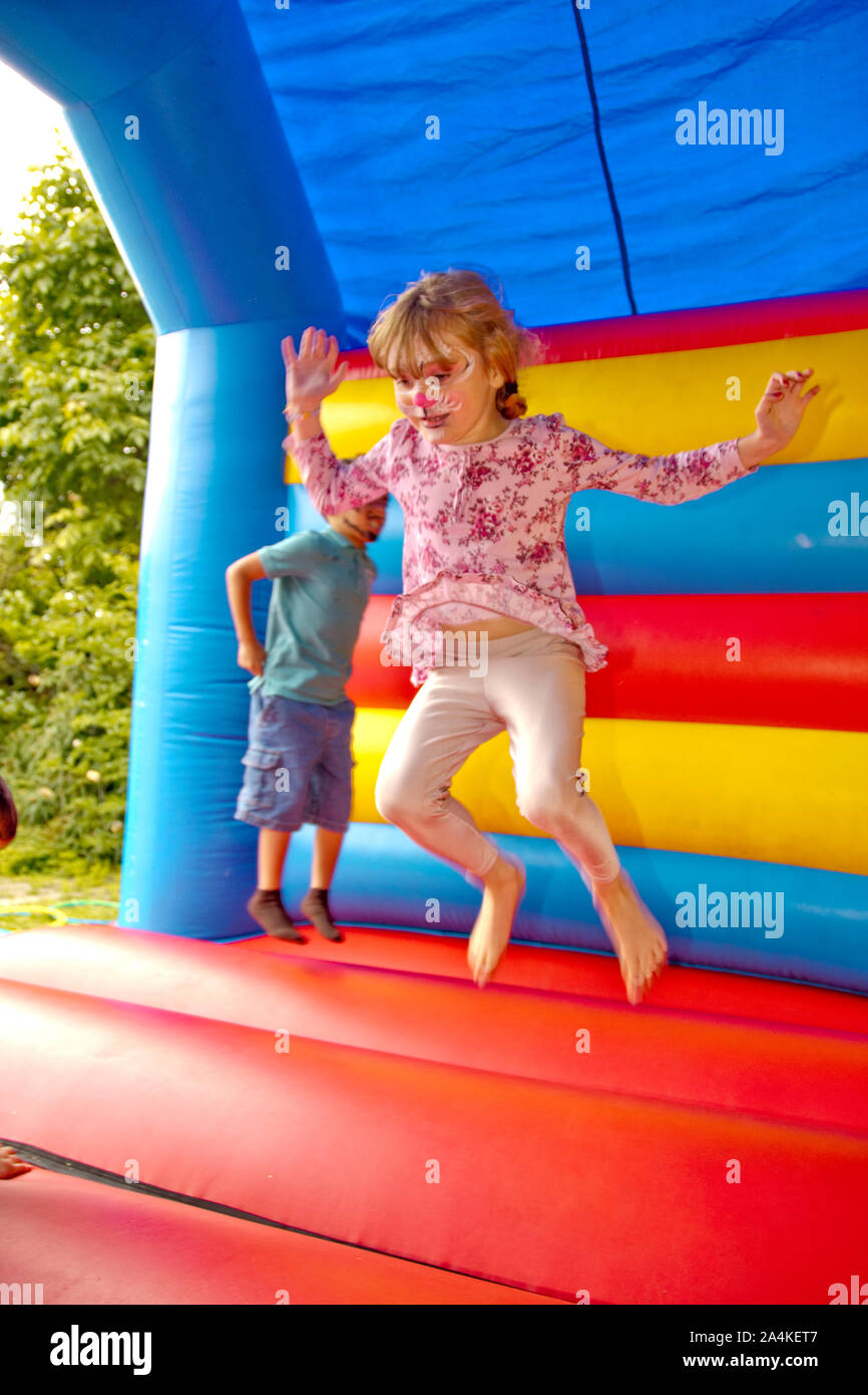 Sheffield, Großbritannien: 1 Aug 2016: Ein junges Mädchen springen auf einer Hüpfburg aufblasbare Spielzeug in St Mary's Church Family Fun Day Stockfoto