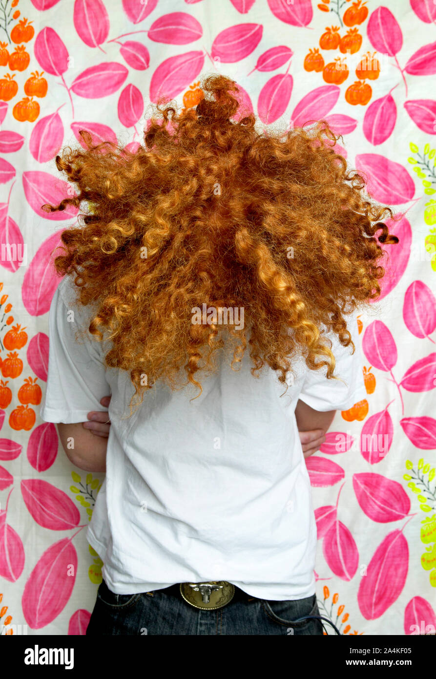 Blick nach unten - weißes T-Shirt Stockfoto