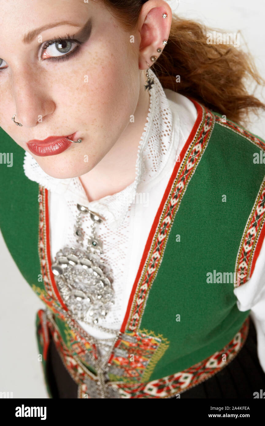 Confirmand in Hemd und Weste, die einer nationalen Kostüm aus Sunnfjord, Norwegen - Stickerei - filigrane Brosche - Bestätigung. Stockfoto