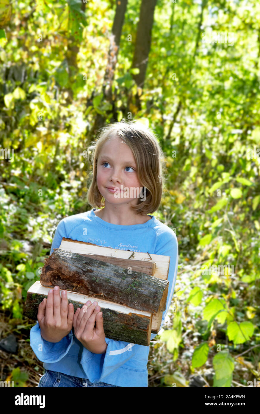 Mädchen mit Brennholz - hilfsbereit Stockfoto