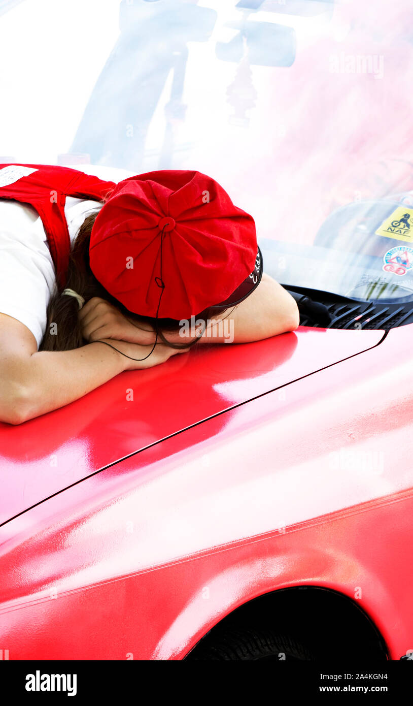 Russ-sixth formers-cap getragen durch Russ - Schlafen auf dem Auto Stockfoto