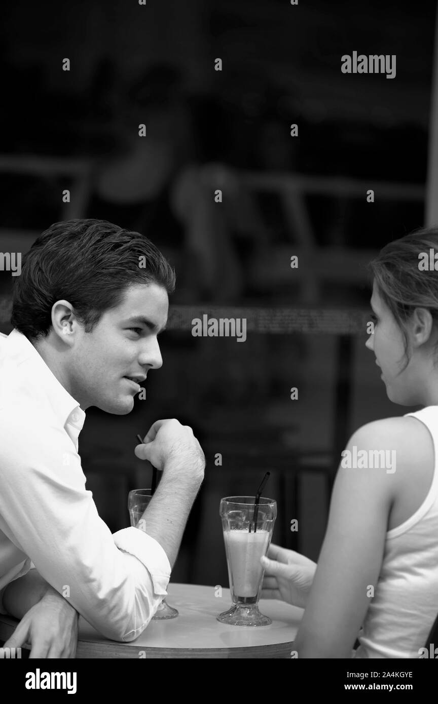 Urban Paar mit einem Datum - Trink smoothie Stockfoto