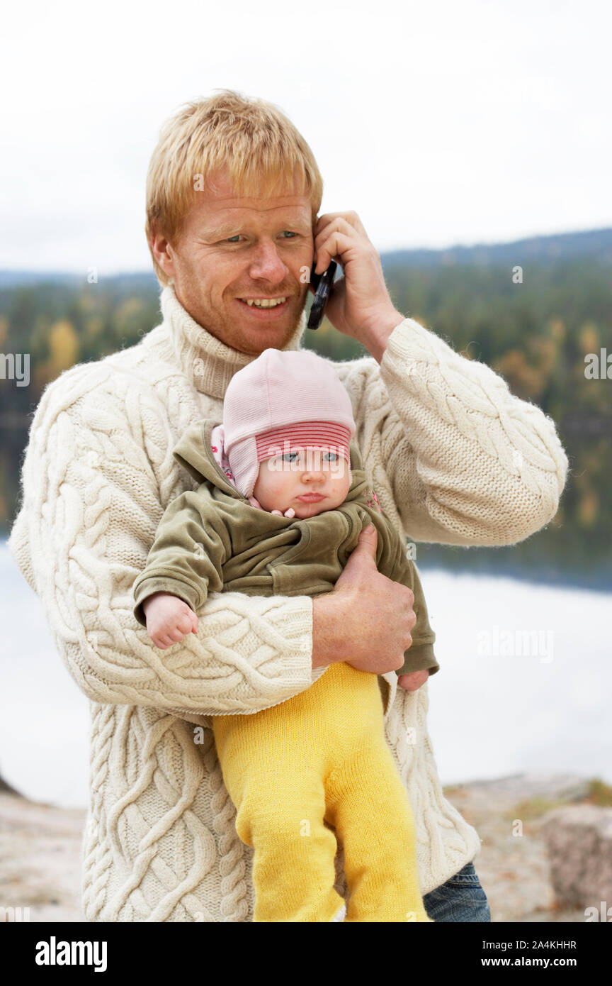 Vater mit Baby von See Stockfoto
