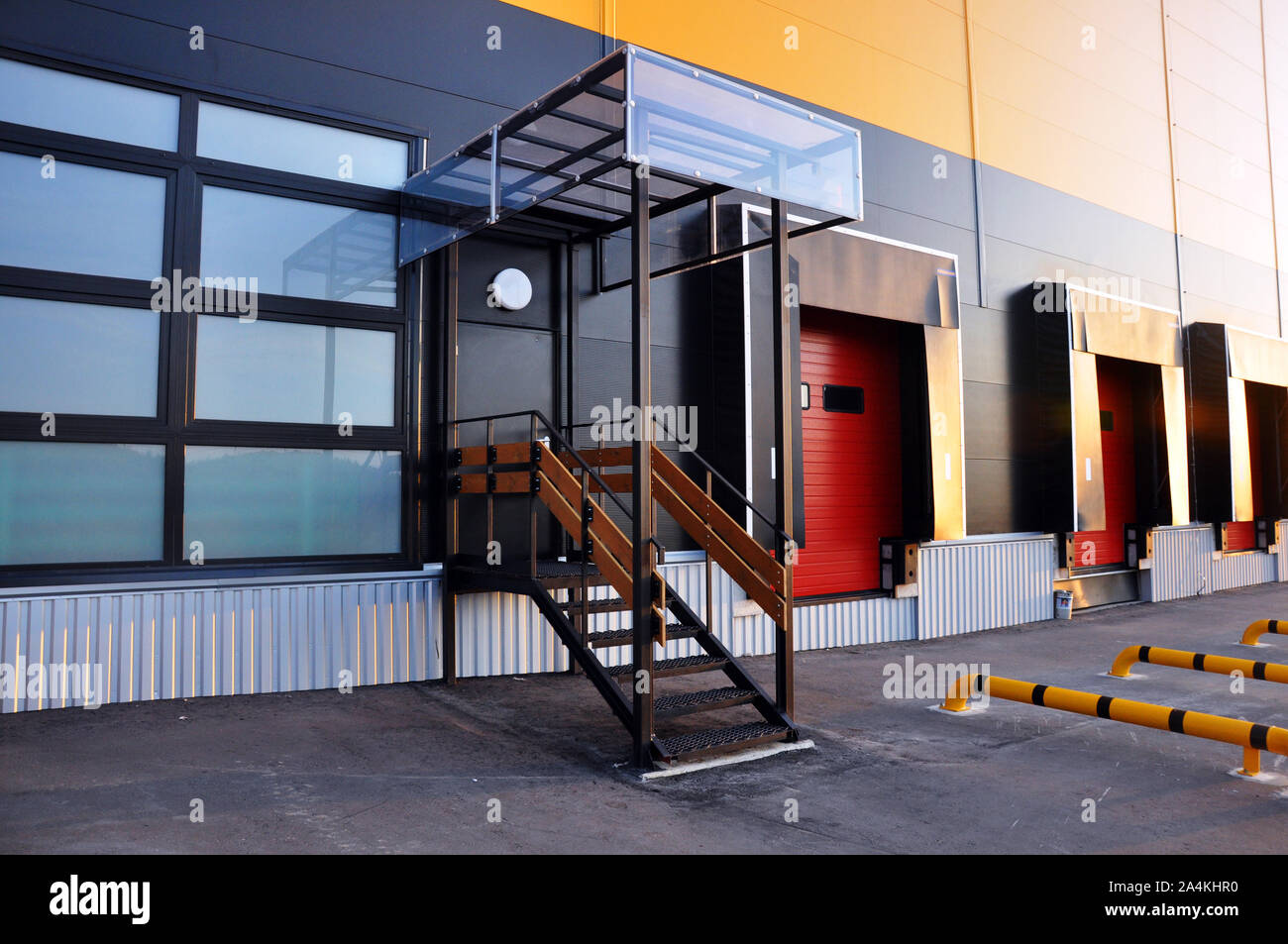 Metall Treppen und Veranda am Eingang des Büros eines Industrieunternehmens Stockfoto