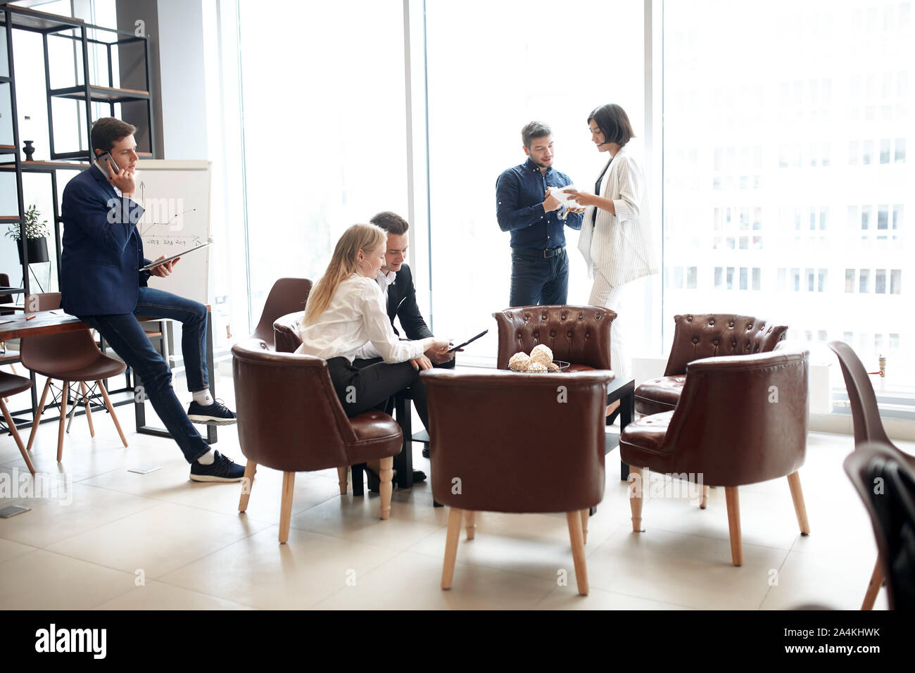 Junge Menschen Beratung,-mit Kunden in der moder Zimmer mit Panorama Fenster Stockfoto