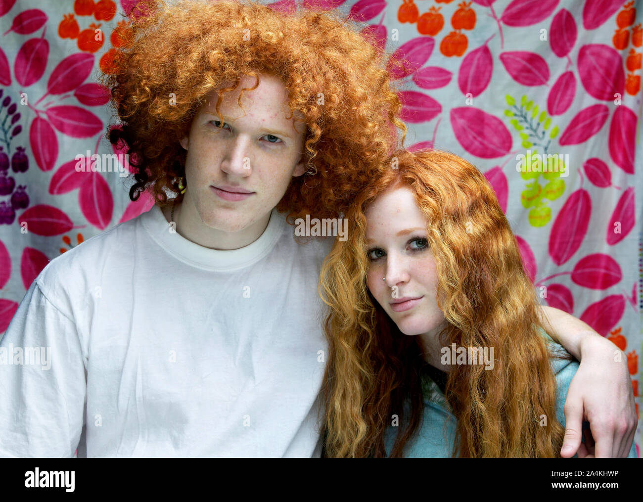 Junge und Mädchen mit lockigem Lange rote Haare - Ähnlichkeit Stockfoto