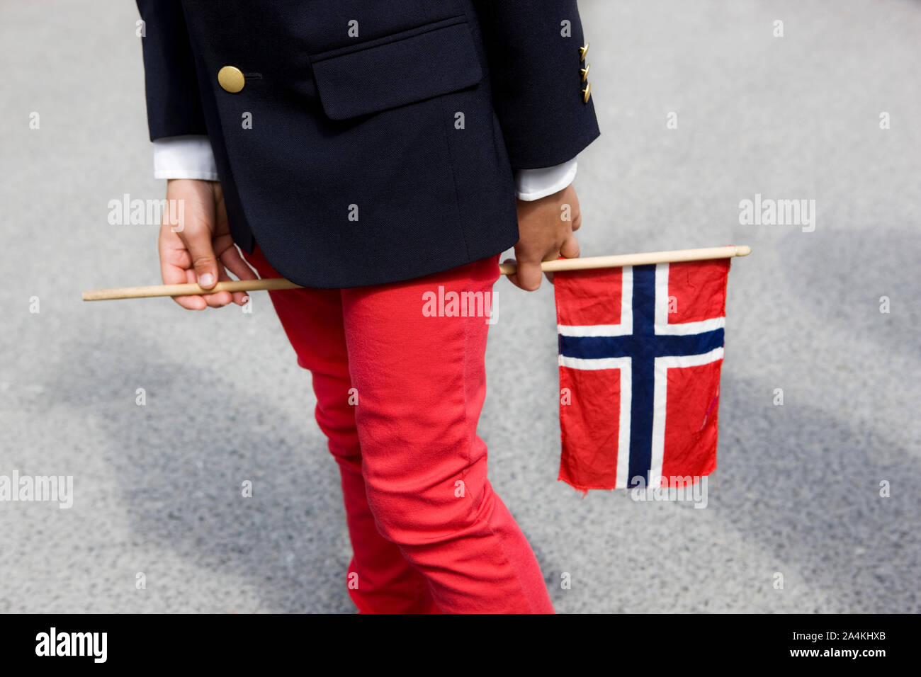 Junge mit norwegischer Flagge. Missachtung der Flagge. Stockfoto